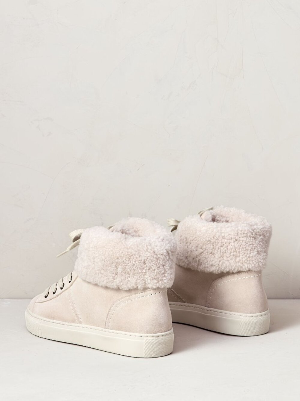 Overland Asha Shearling-Lined Water-Resistant Leather Sneakers - Size 9 - NWT - Picture 4 of 10